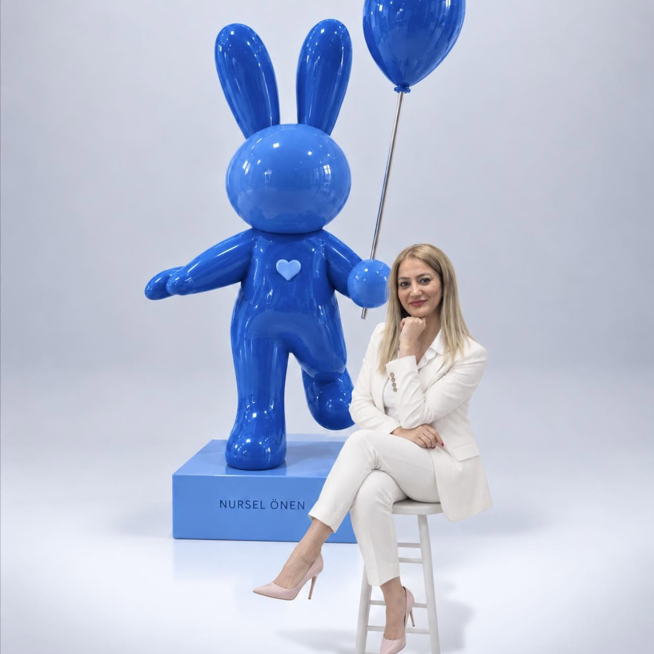 Miro, blue pop-art sculpture, with the artist Nursel Önen